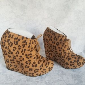 Shi by JOURNEYS cheetah print booties size 8